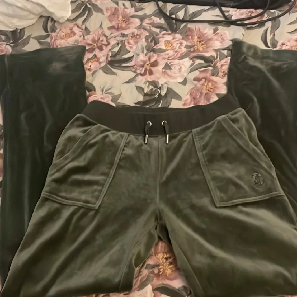 Gröna juicy byxor med fickor - 90