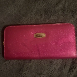 Glittrig rosa y2k plånbok från Yuejin - (PRISET KAN SÄNKAS) Säljer en superfin glittrig rosa plånbok från Yuejin. Den har en praktisk dragkedja och flera fack inuti för kort och kontanter. Perfekt för att lägga till lite bling i vardagen! 💖defekter syns på bilderna. Bred-21cm längd-10cm