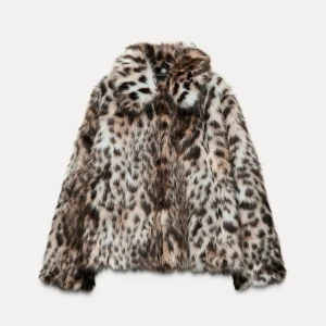 Leopardmönstrad pälsjacka - Säljer en supercool leopardmönstrad pälsjacka i syntetmaterial. Den är perfekt för att göra ett statement på festen eller bara hålla sig varm och snygg under hösten. Jackan har långa ärmar och en klassisk krage. Den är i mycket bra skick och redo för nya äventyr!  Den är helt ny med lappen kvar på! 