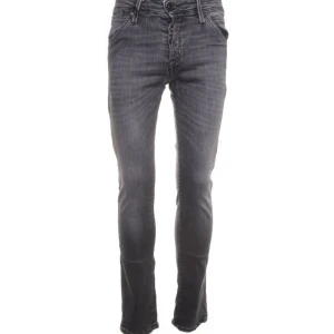 Svarta jeansbyxor - Snygga svarta jeansbyxor i bra skick. De har en loose/slimfit  passform och är perfekta för vad som. Byxorna har en klassisk femficksdesign och är tillverkade i ett slitstarkt material. Perfekta för höst och vinter!