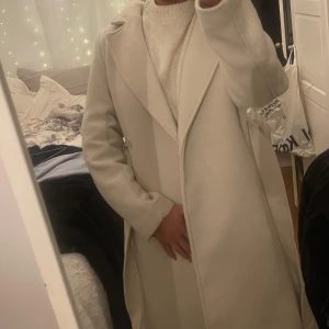 Ljusbeige kappa - Superfint kappa från hm , använd 1 gång så helt nytt skick ! Nypris runt 1000