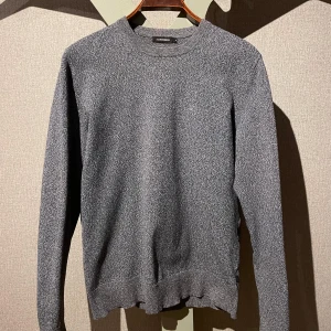 Grå tröja från J.Lindeberg - Snygg och stilren grå tröja från J.Lindeberg. Perfekt för en lite mer slim look!