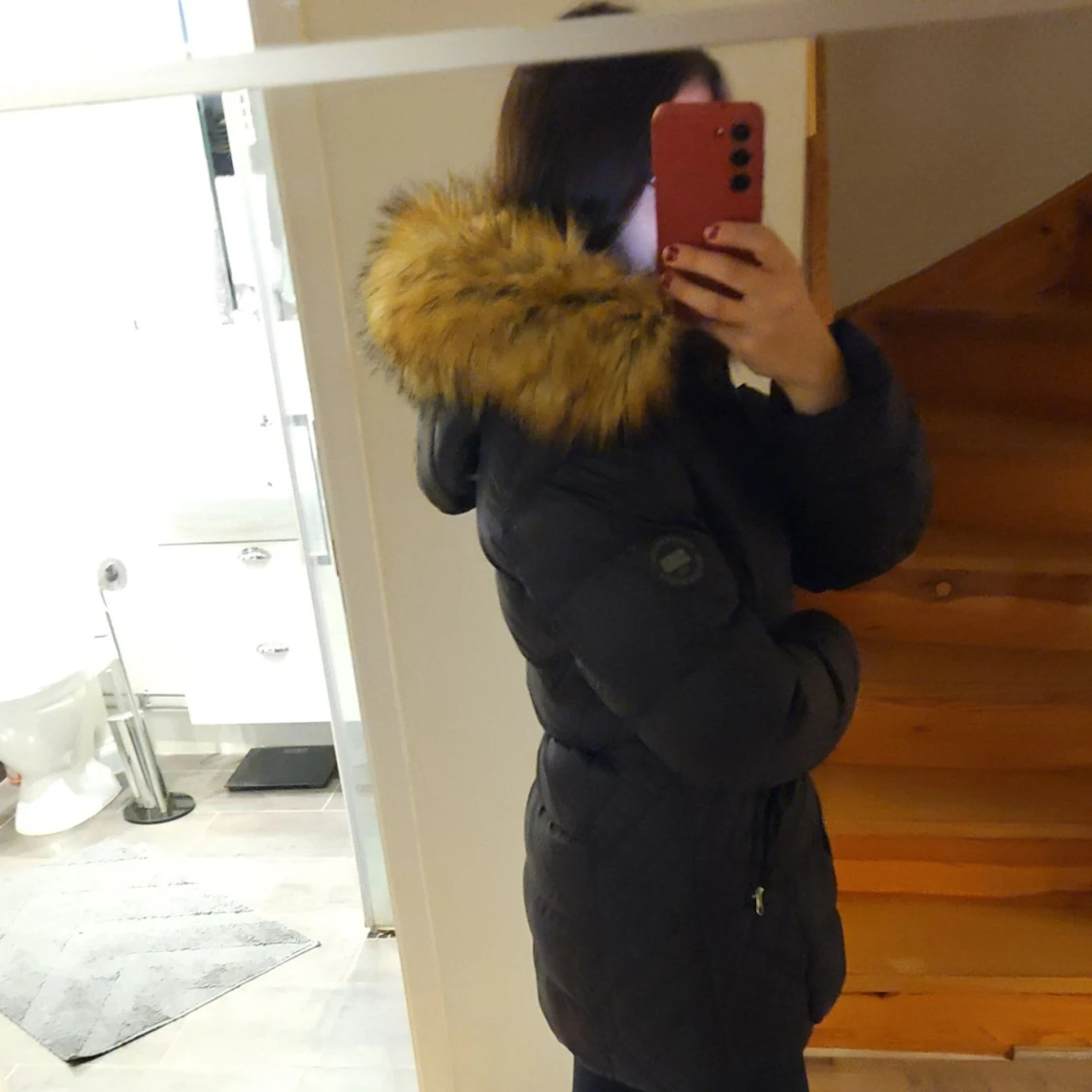 Svart vinterjacka med pälskrage. - 92