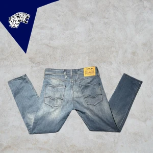 FETA REPLAY ANBASS - Replay Anbass | Skick: 9/10 | Strl: W31 L30 | Modellen är 182cm lång | Hör av dig om du undrar någonting!