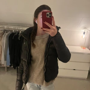 Svart pufferjacka från G-Star RAW - Säljer en snygg svart pufferjacka från G-Star RAW i storlek S. Jackan har en dragkedja framtill och är perfekt för kalla dagar. Den är i mycket bra skick och har en skön huva för extra värme. Passar perfekt till hösten och vintern!💖Köptes förra vintern för 1600❤️