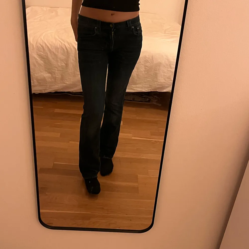 Säljer ett par mörkblå jeans från Nudie Jeans i mycket bra skick. De har en klassisk straight passform och är midwaist. Perfekta för både vardag och fest! 🖤. Jeans & Byxor.