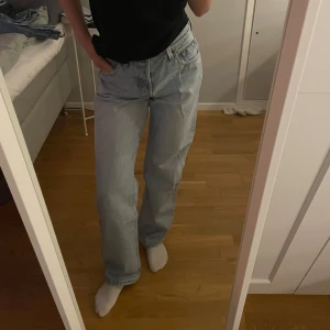 Levi's 501 ljusblå jeans - Säljer ett par klassiska Levi's 501 jeans i ljusblå denim. Säljer då dom tyvär är för stora för mig💞