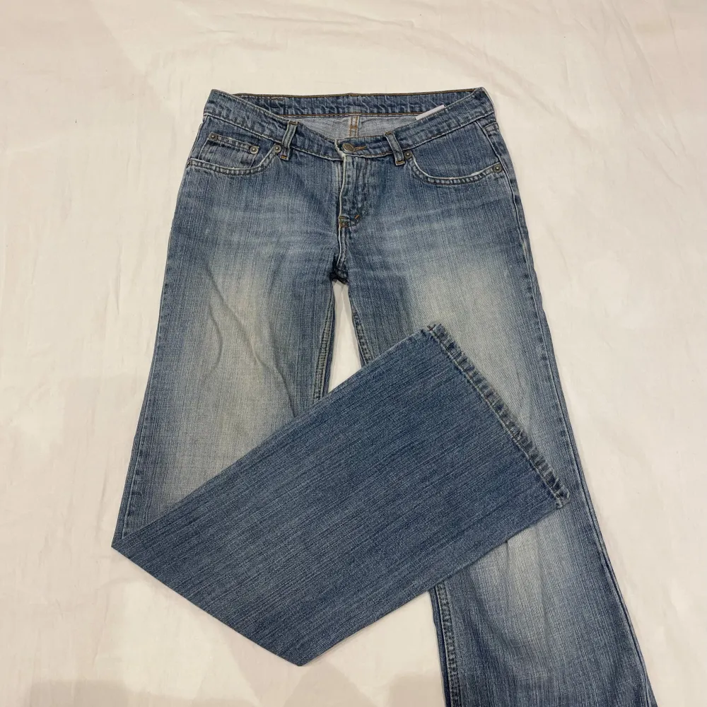 Midja 38 cm rakt över plus stretch, gren 20 cm o innerben 79 cm💕jae 169 o xs-s för referens! Märkta som W29/L32 men uppskattar till XS. Jeans & Byxor.