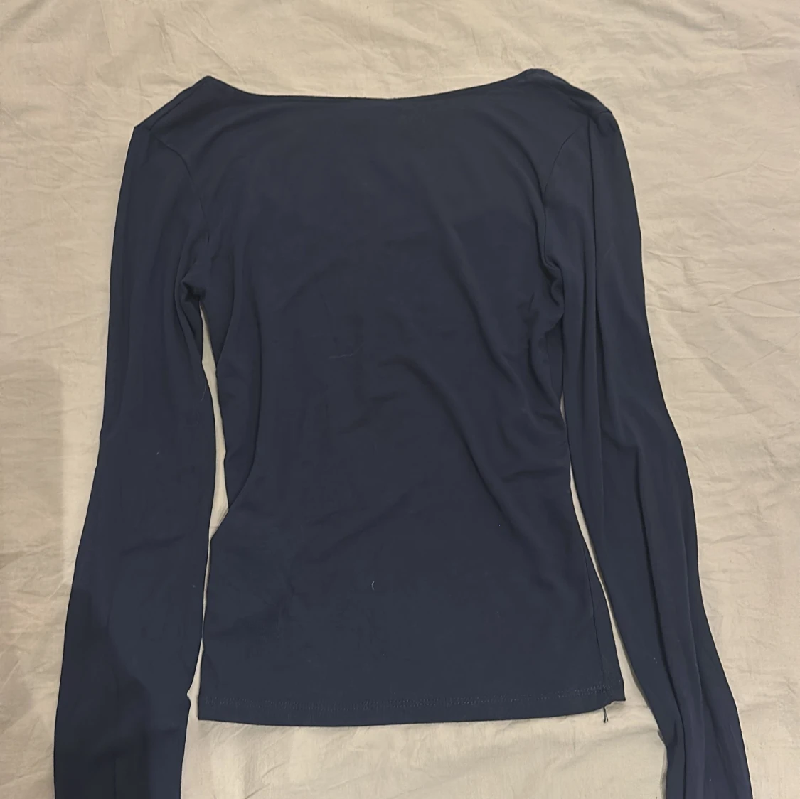 Mörkblå långärmad, U-ringad topp från Gina Tricot - 91