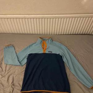 Blå fleece från Patagonia - Säljer en snygg fleece från Patagonia i storlek M. Värmer bra ute i kylan men är även väldigt skön inomhus. Passar till de mesta. Tror nypris ligger på 1400 eller något sånt så detta är ett kap.
