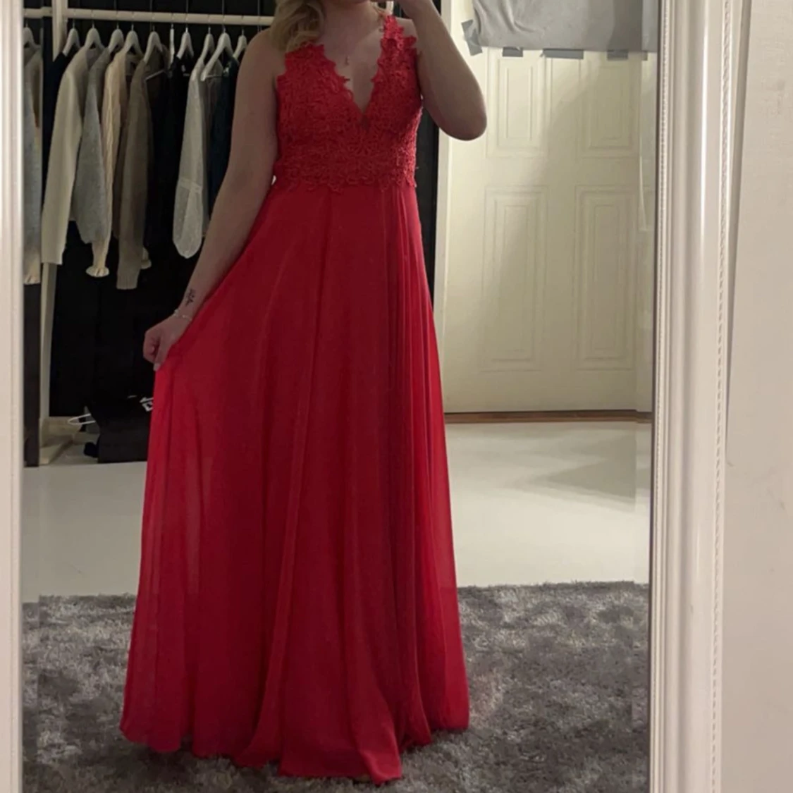 Röd/rosa balklänning med spetsdetaljer