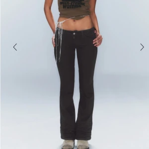 Svarta bootcut jeans - Snygga svarta bootcut jeans med låg midja! Aldrig använda då de är försmå💕köpta för 400kr. Priset kan diskuteras 💕 Kan tyvärr inte skicka egna biler på då de är försmå