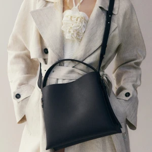 Mango väska - Säljer populära Mango buckle shopper väska. Modellen kommer i large, medium och small. Den här modellen är i medium crossbody väska. I fint skick 