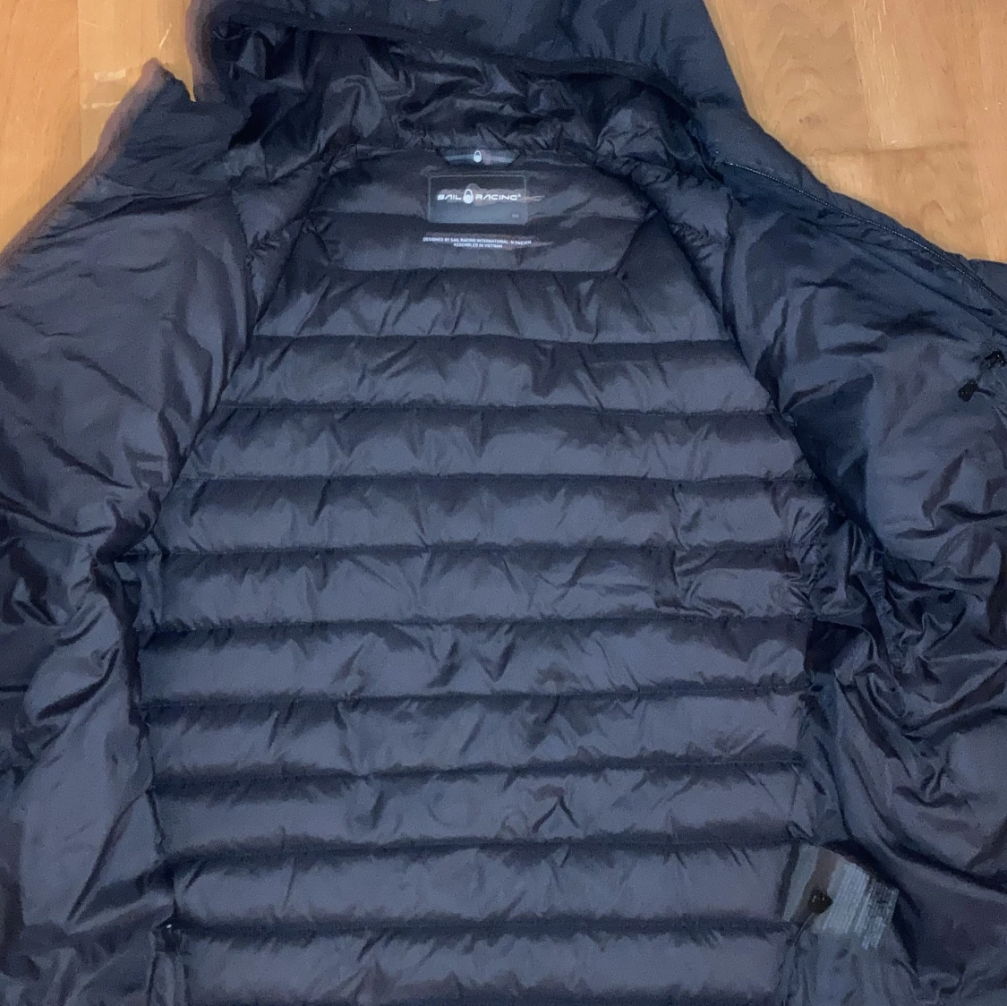 Svart dunjacka från Sail Racing - 90