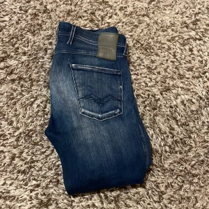 Replay anbass hyperflex - Säljer dessa super feta replay jeans. Dom är i bra skick och i storlek 30/32. De är i en skit snygg blå fade . Skriv om ni har några frågor!😁