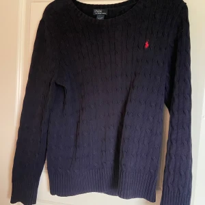 Mörkblå stickad tröja från Polo Ralph Lauren - Säljer en snygg mörkblå stickad tröja från Polo Ralph Lauren. Storlek M men sitter som S! Skriv vid frågor/bilder