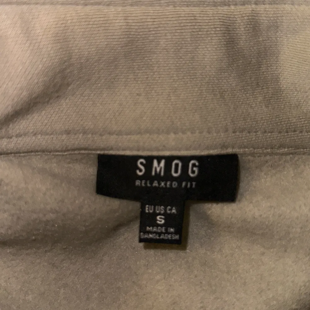 Säljer en snygg beige overshirt från Smog. Den är storlek S men sitter som M-L då den är relaxed fit. Skick 9/10 då den bara andvänts några fåtal gånger!. Jackor.