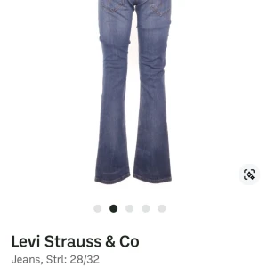 Levi Strauss & Co jeans - Snygga blå jeans från Levi Strauss & Co i bootcut-stil. De har en klassisk femficksdesign och är tillverkade i slitstarkt denim. Perfekta för en avslappnad look. Köpta på Sellpy, från Tilda Törnqvist. Säljs vidare då dem inte passade mig, storlek 28/32. Jättebra skick men fråga efter bild om man vill ser mer noga! Skickar bevis på att jag köpte från Tilda om man vill ha! Kan lägga upp på Vinted så frakten blir billigare 💗