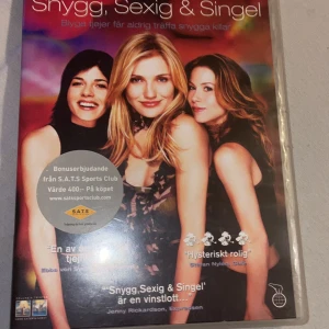 Snygg, Sexig & Singel DVD - DVD med filmen 'Snygg, Sexig & Singel', en komedi om två singelkvinnor i Hollywood. Inkluderar specialfunktioner som regissörskommentarer och storyboard-jämförelser. Perfekt för en filmkväll med vänner!