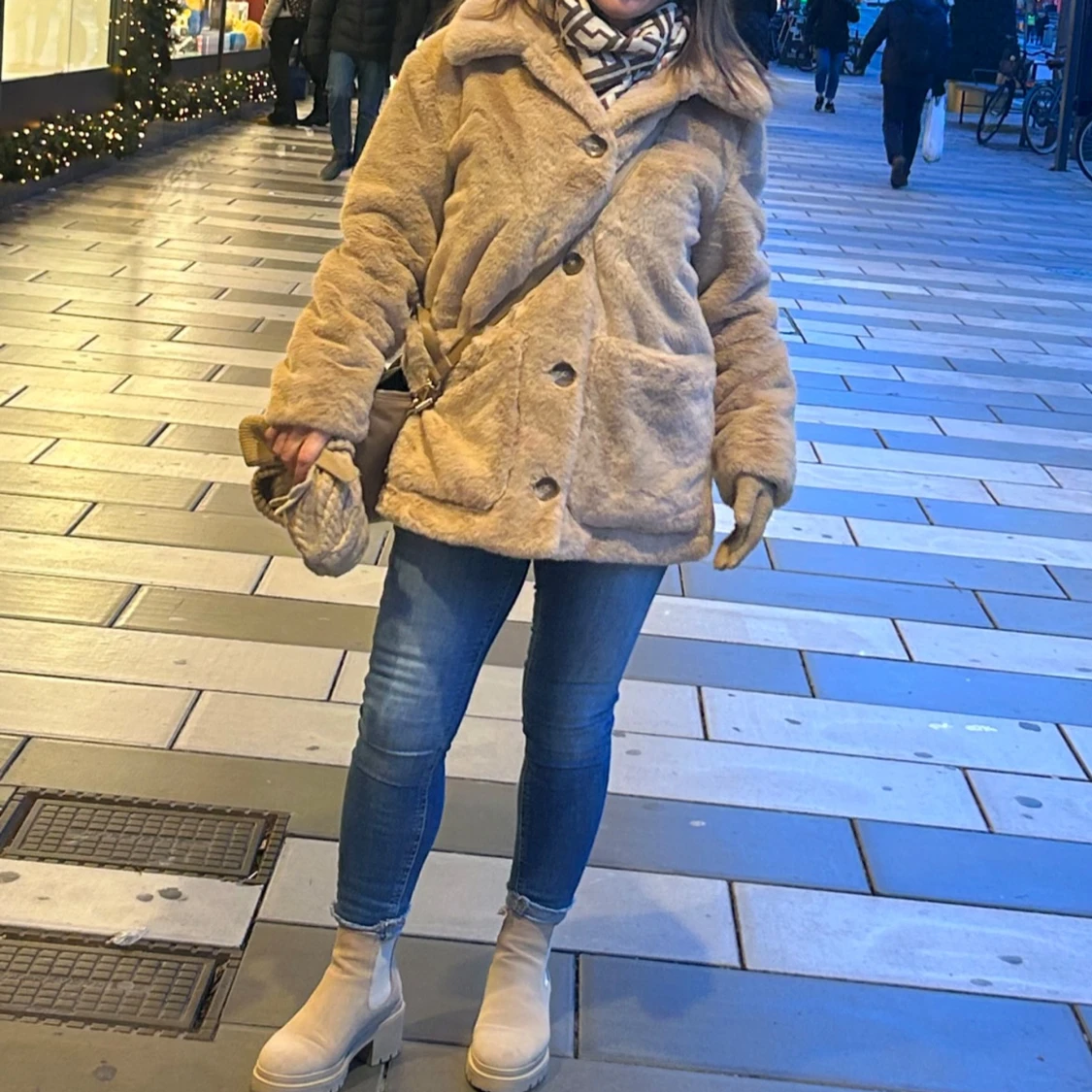 Beige teddyjacka från Urbancode - 28