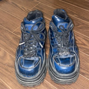 Eytys skor  - Säljer mina välanvända eytys. Se bilder för vart de är slitna. Går att pruta vid snabb affär.