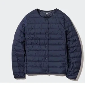 Mörkblå dunjacka från Uniqlo - Säljer en stilren mörkblå dunjacka från Uniqlo. Jackan har en quiltad design med knappar framtill och långa ärmar. Perfekt för kyligare dagar. Nypris 700kr, mitt pris går att förhandla ❤️