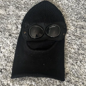 Cp company ski mask - Säljer för jag inte har någon andvänig av den, knappen på ena sidan har gott av men har aldrig använt den ändå. Skriv om ni har frågor eller byten tack-Linus 