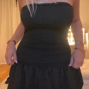 Klänning bershka  - Jättefin klänning från bershka💗 tyvärr för kort för mig (lånade bilder)