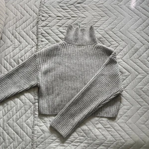 Stickad tröja - Beige stickad tröja i strl xs. Oanvänd. Kortare modell. Hög krage. Sticks ej. 