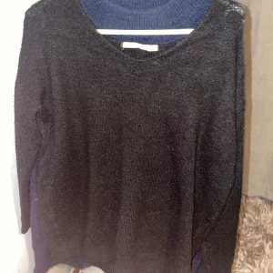 Stickad tröja - Stickad v-ringad tröja från lager 157. Säljer då den är för liten och ej kommer till användning. Hör av er vid intresse eller ev frågor☺️