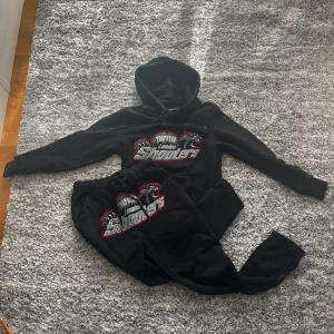 Trapstar dress - Säljer min fina dress för jag bytt stil, riktigt fin och bra kvalitet, skriv hjärna om ni har byten eller frågor tack-mvh Linus 