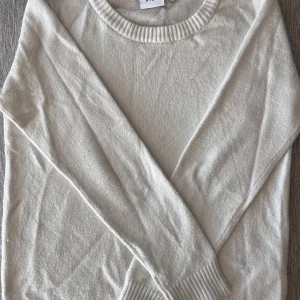 Vit tröja från Vila - Säljer en superfin stickad vit tröja från Vila i storlek S. Det finns en liten tråd som sticker ut och den är lite nopprig, men annars i bra skick.