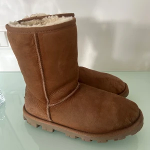 Beige/bruna UGGs - Äkta UGGs skor som behöver ett nytt hem. De är väl använda och därav priset men ändå i väldigt bra skick. Går att fixa till de med mocca borste och medel! 🩷🫶🏽 storlek 37