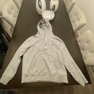Polo ralph lauren hoodie  - Hej ! Säljer nu min polo ralph lauren hoodie för ett shcysst pris , knappast använd och är i nyskick. Storlek M