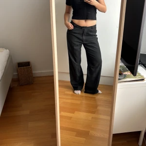 Loose office pants - Baggy kostymboxor i mörgrå, perfa till hösten🙌🏼 Innerbenslängd 77cm! Midjemått är 39 rakt över och 78 runt om! Storlek 38. Inga defekter, hål eller nertrampning där bak :) Jag i bilden är 165cm lång, som reference. Jag brukar också ha 38 i byxor🙈