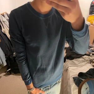 APC tröja  - Säljer denna as feta college tröjan från APC. Knappt använd har bara legat i garderoben ett tag