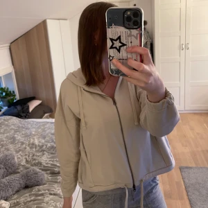 Tränings Hoddie -  En hoodie från Kappahl som är anpassad för att träna i. Den passar att ha utomhus när man ska träna när det är lite kallare ute <3 säljer för 150 kr original pris 399 