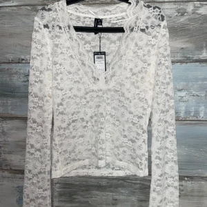 Spets-topp veromoda  - Jättefin spets-topp från veromoda i vit. Köpte den för en vecka sedan men är inte riktigt min stil❤️ har aldrig använt eller haft på mig den plus att prislappen fortfarande är på. Den är i originalskick. Trots Storlek L så har den samma passform som M