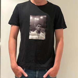 Limitato T shirt - Säljer denna riktigt feta Limitato t shirten! Inga defekter eller skador.  Storlek S men passar M Nypris 2000 mitt pris 399. Allt og medföljer!