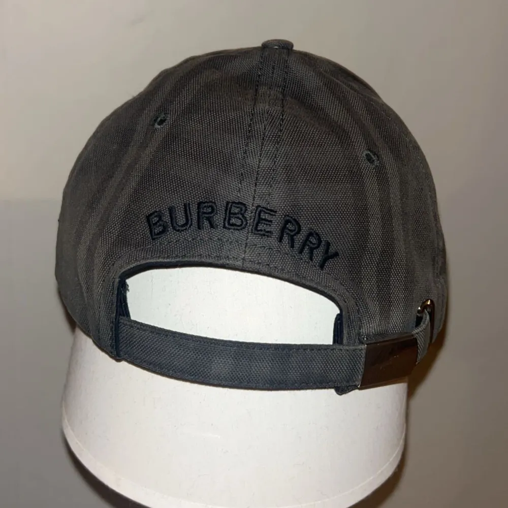 Säljer en stilren grå keps från Burberry. Finns box till den. Passar både till vardags och lite finare tillfällen.. Accessoarer.