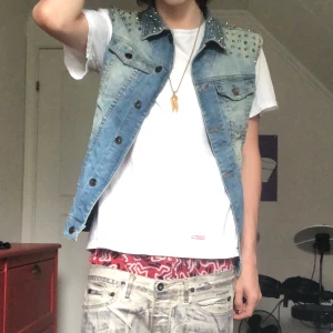 Jeans väst med nitar - Hard väst me nitar påminner om Robin Jean västar💯💯