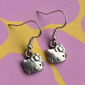 Små Hello kitty örhängen  - Små Hello Kitty örhängen. Nickelfria krokar. Hämtas i Hornstull i Stockholm eller skickas mot fraktkostnad (18kr) 🌸