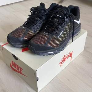 Feta nike x stussy air max 2013. Varsamt använda. Sjukt bra skick. Original box medföljer. 