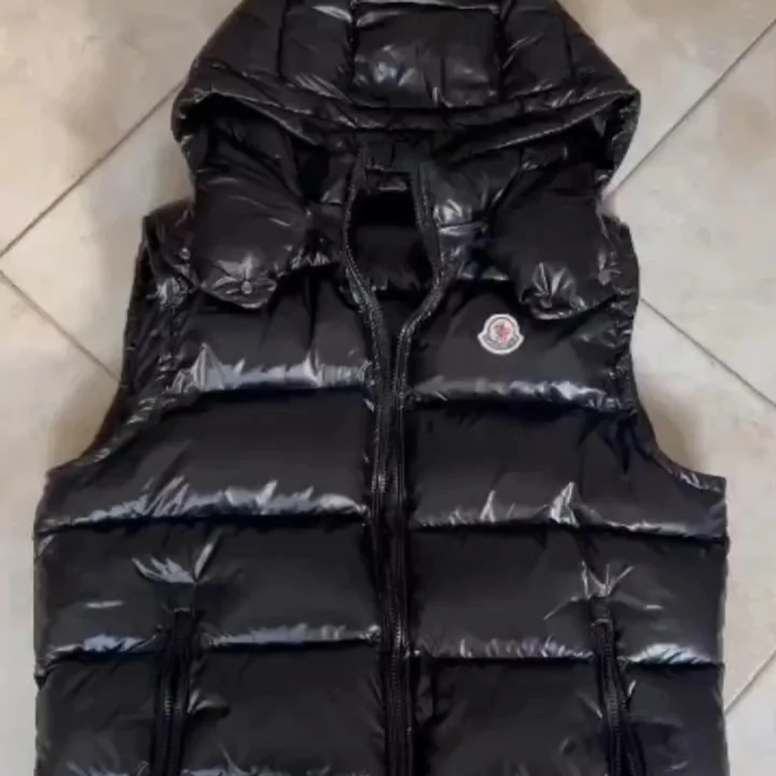 Moncler väst shiny. Nyskick. Äkta.