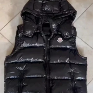 Moncler väst shiny. Nyskick. Äkta. - Hej jag säljer min moncler väst i svart färg. Den passar perfekt till hösten och även många vinterdagar. 
