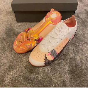 Nike mercurial vapor 14 elite  - Helt nya mercurials, endast testade. Priset är ej hugget i sten så kan skicka prisförslag. Skorna är i 10/10 skick. Först till kvarn👑‼️