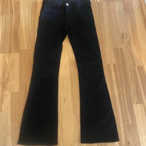 Lågmidajade jeans - Säljer dessa jätte snygga svarta lågmidjade jeansen💗 har endast prövat dom så dom är som nya, storlek 164 ifrån h&m barnavdelning💗 skriv för fler bilder och frågor 