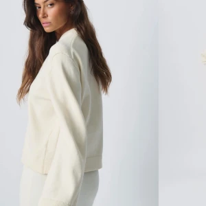 Vit stickad tröja från Gina!  - Säljer då den är lite stor! Aldrig använd!