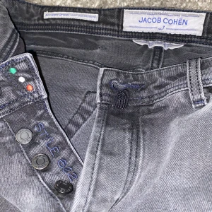 Jacob Cohen 622 - Säljer ett par riktigt feta Jacob Cohen jeans i riktigt fint skick - storlek 35 men sitter mer som 34 - modellen på bilden är 190 - hör av dig vid fler frågor!