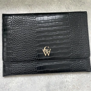 Datorfodral från Carin Wester  - Säljer detta datorfodral från Carin Wester (36x26cm) då det inte kommer till användning. Det är sparsamt använt och är därför i mycket gott skick. Nypris 399kr, säljes för 200kr.   Köparen står för frakten, kan annars hämtas upp i Uppsala 